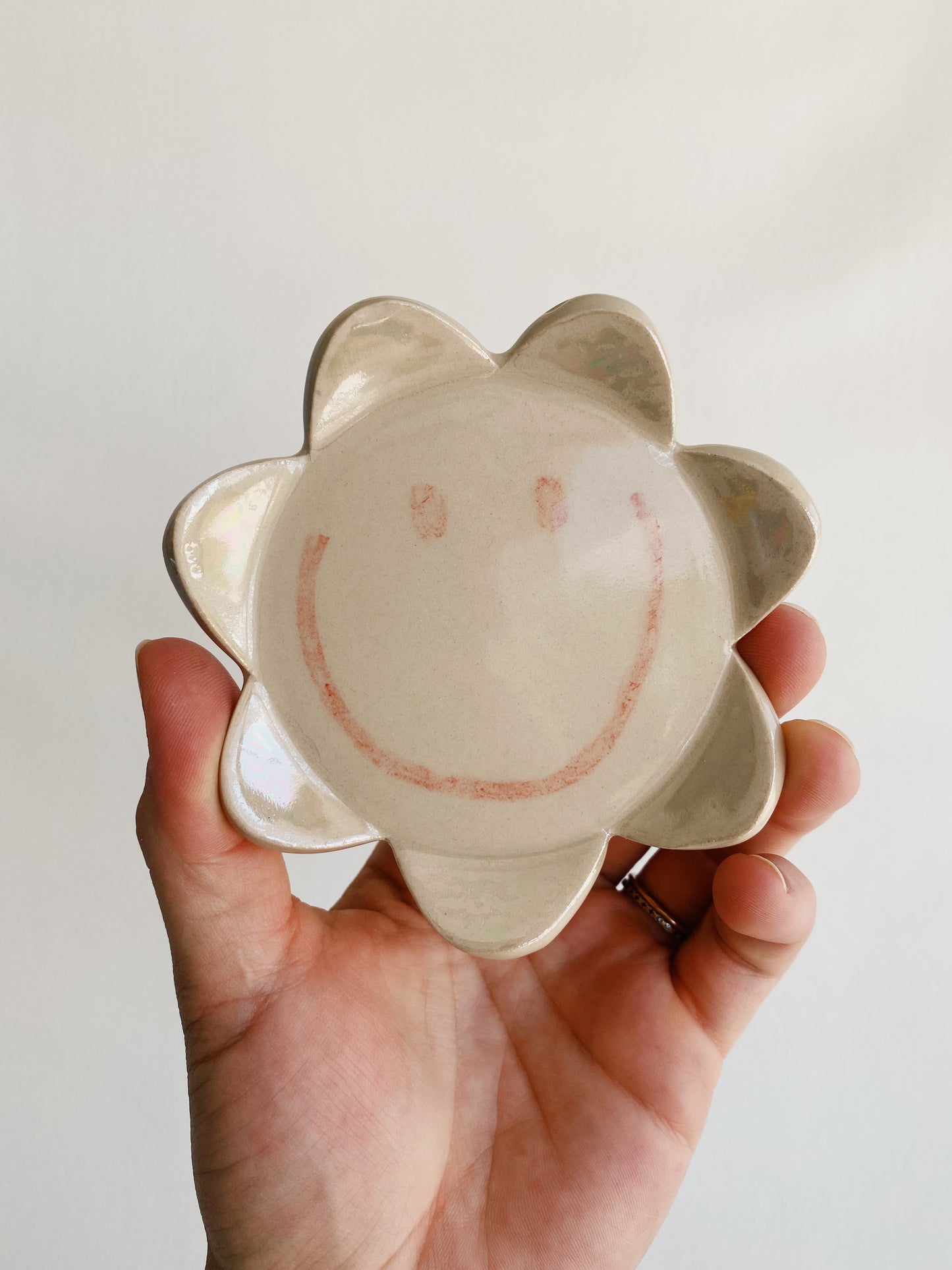 Smiley Flower Dish - Red